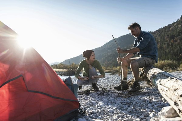 Quels sont les meilleurs conseils pour camper en toute sécurité en hiver dans un environnement enneigé?