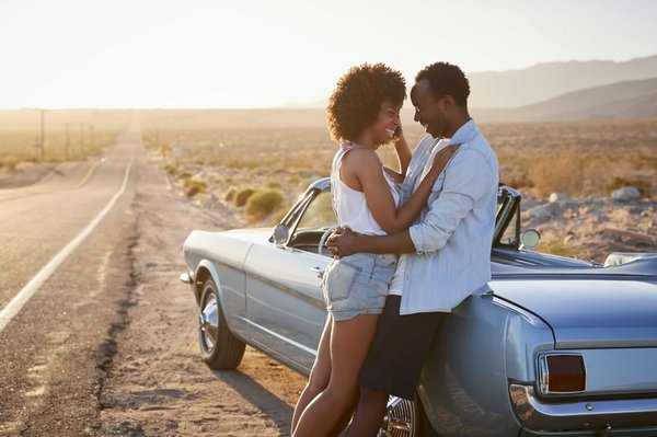 Quels sont les meilleurs itinéraires pour un road trip à travers les déserts de l'Outback australien?